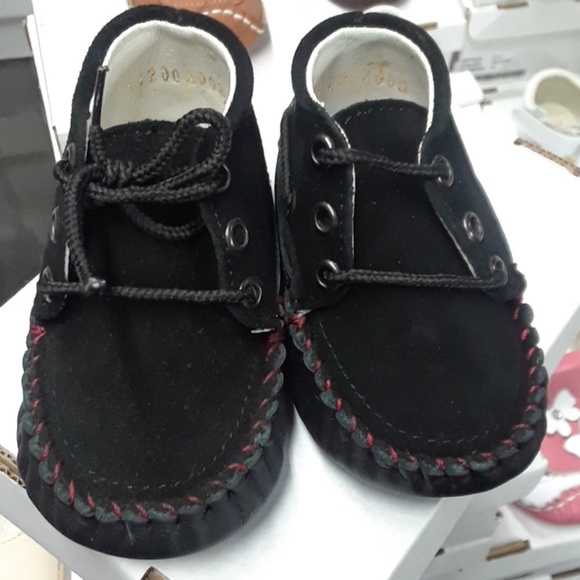 NEW BABY LEATHER SHOES. - Picture 1 of 3
